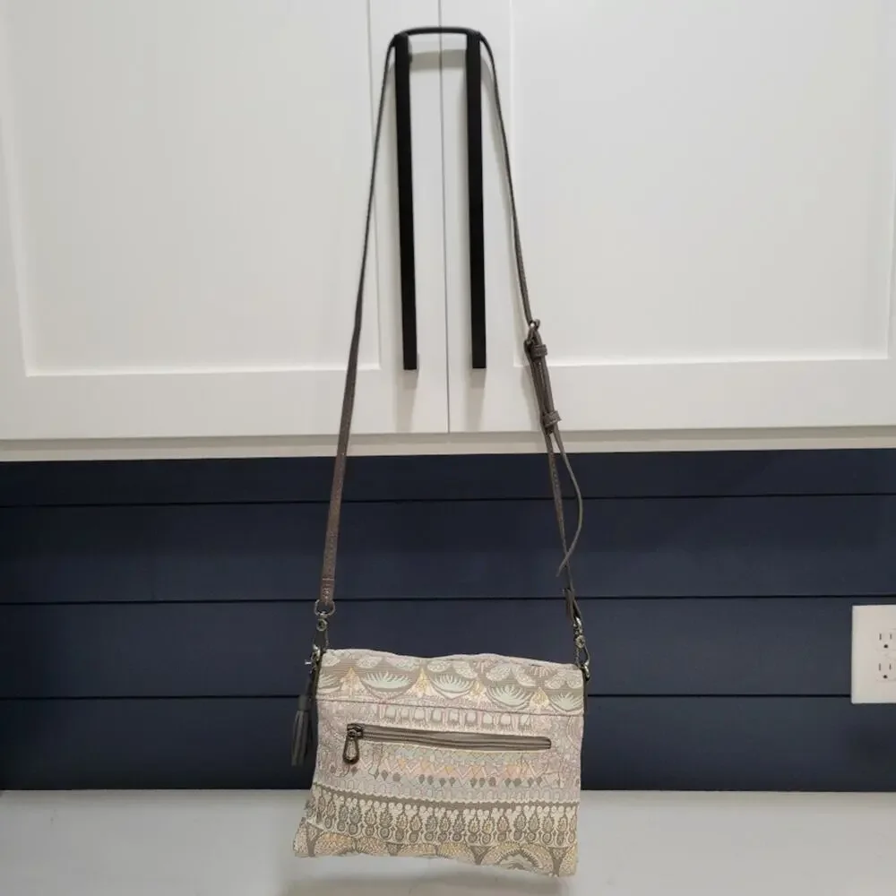 Sakroots Crossbody Adjustable Strap Pockets inside.